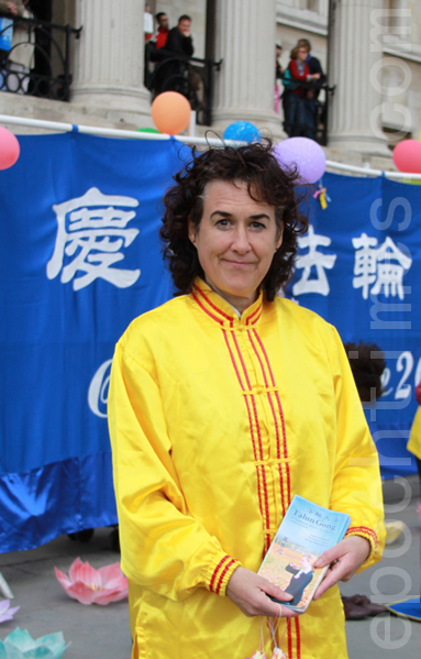 英國法輪功學員卓伊•費利克斯(Joy Felix)說她能夠修煉法輪大法是一件非常、非常幸運的事。(攝影:李景行/大紀元) 英國法輪功學員卓伊•費利克斯(Joy Felix)說她能夠修煉法輪大法是一件非常、非常幸運的事。(攝影:李景行/大紀元)