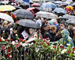 2012年4月26日，挪威首都奧斯陸的法庭外，人們悼念受難者並獻上鮮花，法庭內則正在審判殺害77人的殺人凶手安德斯．貝林布萊維克。（AFP）