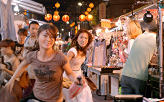 朱芷瑩、周姮吟在夜市裡奔跑追逐。(圖/公視提供)