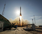 哈萨克斯坦的拜科努尔航天发射场，搭载宇航员飞赴国际空间站的“联盟TMA-04M”载人飞船与“联盟FG”运载火箭发射。摄于2012年5月15日(BILL INGALLS / AFP)