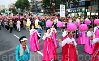 组图：韩国10万僧侣集会迎佛诞