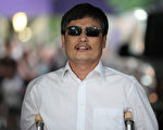 2012年5月19日，美國紐約，中國盲人維權人士陳光誠安全抵達美國。（Andy Jacobsohn/Getty Images）