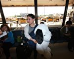 王雪臻在紐瓦克國際機場接受記者采訪（攝影：王貫明/大紀元）