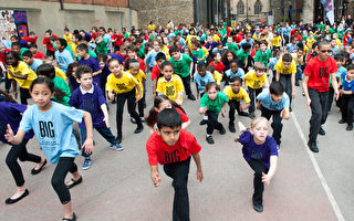 组图：英儿童参加全球万人热舞 为奥运暖身