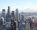 西雅图市中心景色，远处是著名的雷尼尔山雪山（摄影：舜华 / 大纪元）