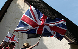 2012年5月21日，伦敦奥运火炬接力传递进入第三天。奥运火炬从Exeter出发，下午抵达Somerset郡Tauton镇。当地及周边民众举旗迎接奥运火炬的到来。 (Photo by Matt Cardy/Getty Images)