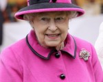 女王總是會穿著顏色鮮艷的衣服，這樣可以很容易的在人群中看到她。 (Chris Jackson/Getty Images)