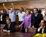 看到切尔西队赢得点球大战，英国首相卡梅伦禁不住欢呼雀跃。 (Photo byPete Souza/The White House via Getty Images)