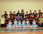 藝協舞蹈班年度公演全體合影。(後左四、五)為總監陳玉律與Christin Collins老師。(攝影﹕蘇儀/大紀元)