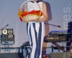 江美琪慶發片滿月，在演唱會特別請吃紅蛋。(攝影:黃宗茂/大紀元)