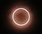 日本东京，日环食期间，由于月球不能完全遮蔽整个太阳，太阳边缘的光线仍然可见，因此被称为“金环日食”。摄于2012年5月21日(KAZUHIRO NOGI / AFP)