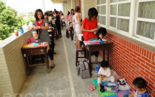 雲林社會關懷協會借用學校走廊為新住民上課，孩子們則自行在母親周遭玩耍。（攝影：謝平平／大紀元）