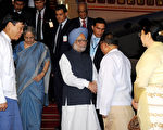 2012年5月27日，印度總理曼莫漢（Manmohan Singh）歷史性出訪期間，將會見緬甸總統登盛（Thein Sein）。圖為緬甸外交部部長吳溫納貌倫(U Wunna Maung Lwin)（右2）在內比都國際機場歡迎印度總理曼莫漢（右3）到訪。（SHIVRAJ / PIB / AFP）