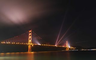 美国旧金山庆祝金门大桥75岁，沿线滨水区举办大型庆祝活动。图为金门大桥夜景。(Kimihiro Hoshino/AFP)