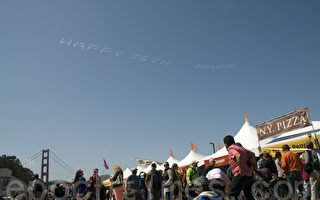 飞行编队在空中打出Happy 75th，庆祝金门大桥落成75周年。（摄影：周凤临/大纪元）