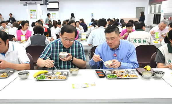 吳志揚縣長(前右2) 、金鈞卓董事長和3m楊梅廠同仁一起用餐(攝影:徐乃義/大紀元) 吳志揚縣長(前右2) 、金鈞卓董事長和3m楊梅廠同仁一起用餐(攝影:徐乃義/大紀元)