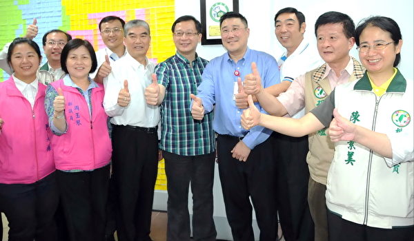 楊梅地方各級民意代表和楊梅市長彭聖富(前右3)也到場致賀(攝影:徐乃義/大紀元) 楊梅地方各級民意代表和楊梅市長彭聖富(前右3)也到場致賀(攝影:徐乃義/大紀元)