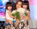 范玮琪发行新专辑《爱，在一起》，记者会上请来可爱的双胞胎童星献花，让她好开心。(图/福茂提供)