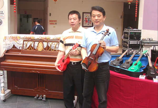 市长鲁明哲（右）与市代会副主席刘威德在奖品前合影（摄影：徐乃义／大纪元）