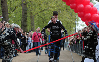 历时16天 英国瘫痪女靠机器腿跑完马拉松