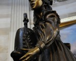 2009年10月7日，在华盛顿海伦．凯勒（Helen  Keller）的雕像揭幕。（1880年至1968年）她是美国作家，政治活动家和讲师和盲聋哑第一人，获得文学学士学位。（AFP）