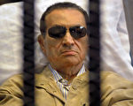 被控下令武力镇压示威者的埃及前总统穆巴拉克被判终身监禁。图为2012年6月2日，埃及开罗，穆巴拉克在一个铁笼里听候审判。（AFP PHOTO/STR）