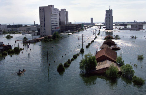 1998年長江流域遭遇一場水災,江澤民罔顧死傷慘重的風險,以軍委主席的身份命令部隊上堤,否定分洪方案,為江完成了軍事權威樹立。(AFP) 1998年長江流域遭遇一場水災,江澤民罔顧死傷慘重的風險,以軍委主席的身份命令部隊上堤,否定分洪方案,為江完成了軍事權威樹立。(AFP)