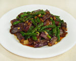 象徵健康長壽的魚香茄豆非常下飯好吃(攝影:林秀霞 / 大紀元)