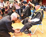 创办人当学生 76岁拿硕士证书
