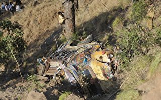 2012年6月4日，伊斯蘭馬巴德近郊納爾村1輛婚禮巴士在急轉彎時失控衝入深谷，造成車上至少23名賓客死亡。（AAMIR QURESHI / AFP）I