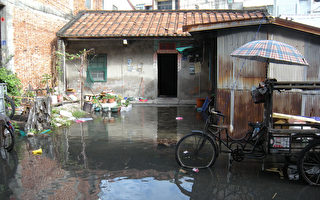 屏东县东港镇东和里博爱街因地势低于海平面，4日上午因涨潮，导致海水渗入排水沟，部分民宅淹水，居民叫苦不已。（里民提供）
