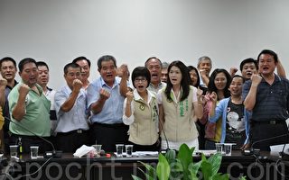 高雄市议员林莹蓉（左5）和李乔如（左4） 4日联袂为计程车业者发声，呼吁市府将计程车业纳入“公共运输发展计划”。（摄影：李晴玳／大纪元）