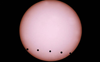 金星凌日天文奇景每243年才出現四次，週二將是本世紀欣賞金星凌日最後機會。圖為2004年6月8日，在法國巴黎拍攝的金星凌日。(JOERG KOCH/AFP/Getty Images)