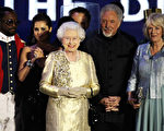 女王身穿金色闪亮的裙装。（Dan Kitwood/Getty Images）