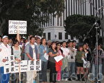 美西時間6月4日晚間，百餘名洛杉磯民眾出現在中領館前，以燭光、歌聲和演講表達了對天安門屠殺「永不忘記」的心聲。 （攝影：劉菲/大紀元）