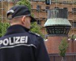 中國留學生碎屍案嫌犯馬格諾達(Luka Rocco Magnotta)在德國柏林被捕。圖為德國一名警察6月6日站在其被關押的監獄外。（ Sean Gallup/Getty Images)