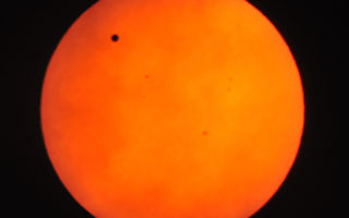 2012年6月6日上午11时3分拍摄的金星凌日。（摄影：苏玉芬／大纪元）