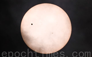 组图：金星凌日 罕见世纪天文奇观