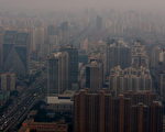 近日，圍繞外國駐華使館檢測和發佈中國城市空氣質量的相關爭議持續發酵。美國國務院副發言人唐納表示，如果中方也發佈美國城市的空氣質量數據，美國不會反對。中方稱對此無興趣。圖為2008年的北京。（Paula Bronstein/Getty Images）
