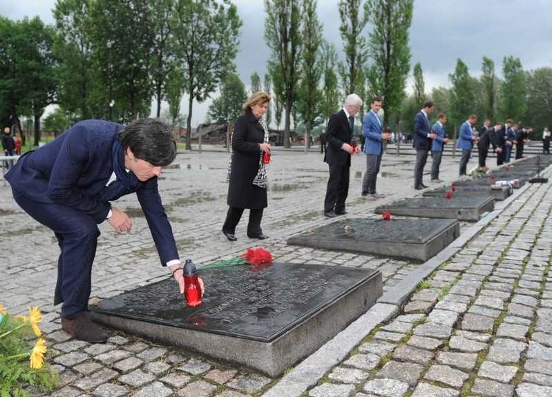 德国队主教练勒夫（左）在奥斯威辛 — 比克瑙集中营博物馆烛光悼念死难者。( Markus Gilliar - Pool/Getty Images)