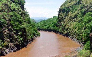 非洲第一高坝 引发激烈争议