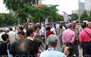 组图：上海市政府大规模民众聚集抗议