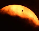 美国纽约，，天文奇景“金星凌日”。摄于2012年6月5日(STAN HONDA / AFP)
