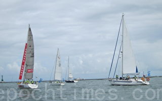 來自台灣、香港、大陸等19艘重型帆船，總計兩百多名選手參加「2012海峽盃帆船賽」，不畏天氣劇變，勇往直前。（攝影：林秀文／大紀元）