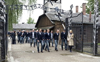 荷蘭足球隊拜訪奧斯威辛集中營