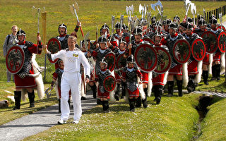 伦敦奥运火炬传递第23天，火炬周游苏格兰北部群岛。（Dan Kitwood/Getty Images）