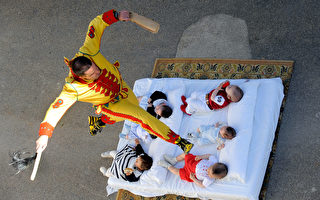 组图：西班牙节庆祈福  跨越婴儿去邪恶