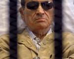 埃及安全部门透露，日前被判终身监禁的埃及前总统穆巴拉克(图)的健康状况进一步恶化，一度“情况危急”﹐目前则时而昏迷﹐时而清醒。(AFP/STR)