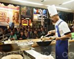 在紐約時代廣場上決賽展現中國菜的傳統做法(攝影﹕文忠/大紀元)