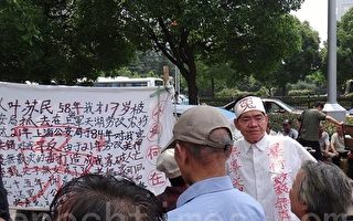 组图：上海市政府前上千民众抗议图片展